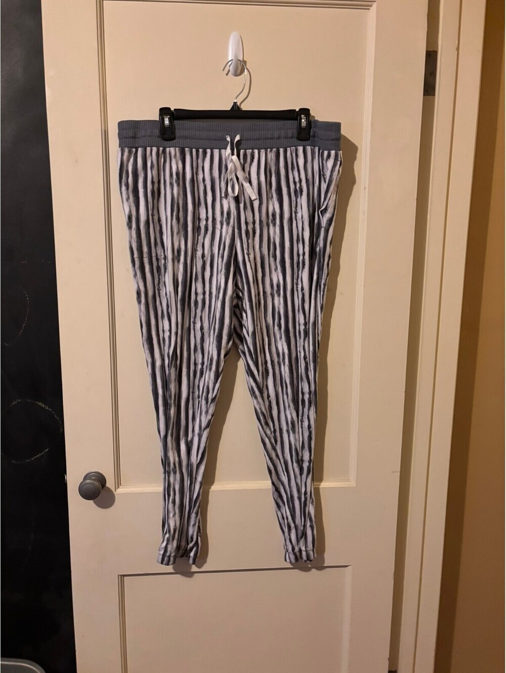 Simply Vera Vera Wang gray animal print jogger pants XXL